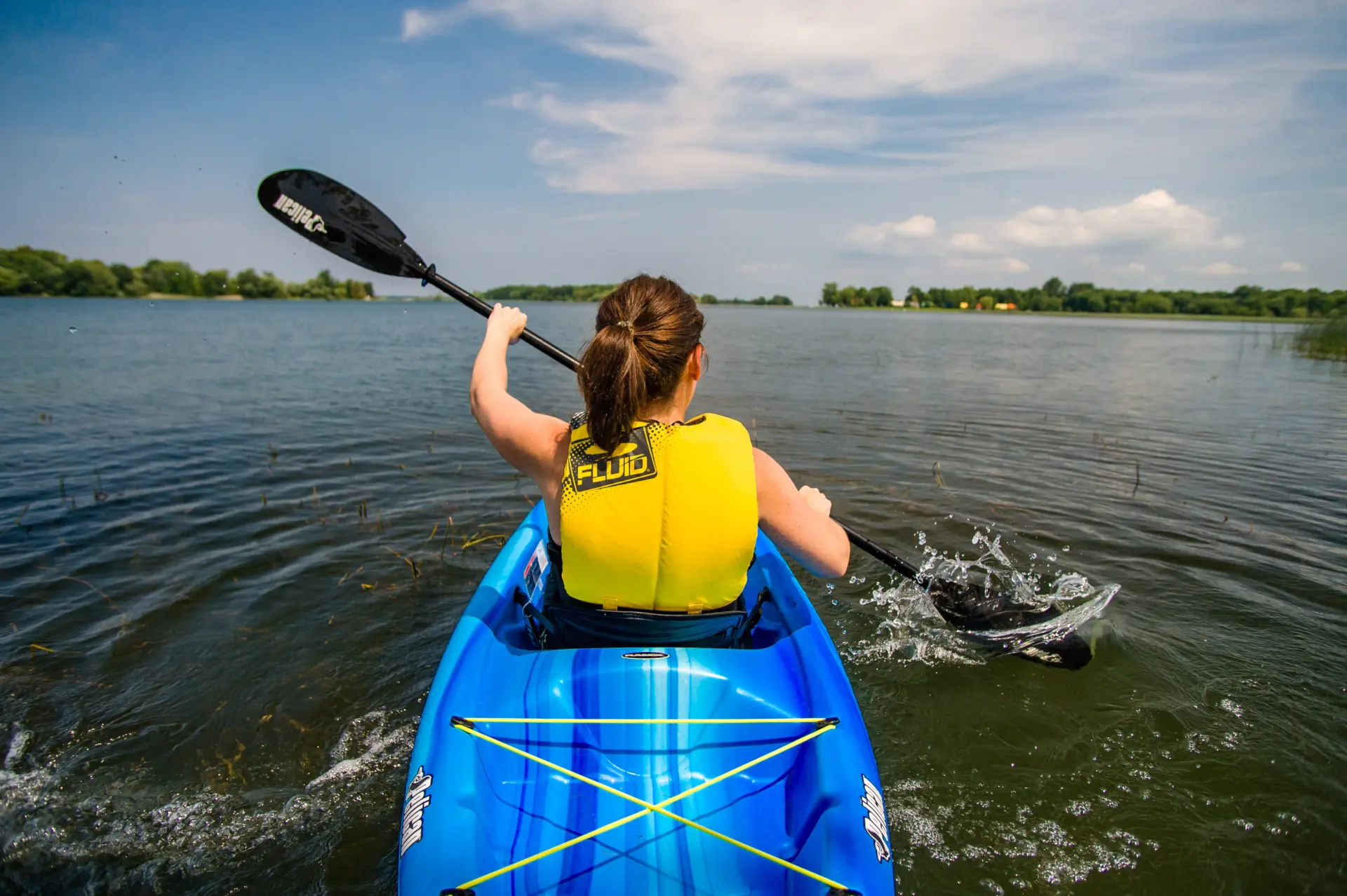 Un personne qui fait du kayak